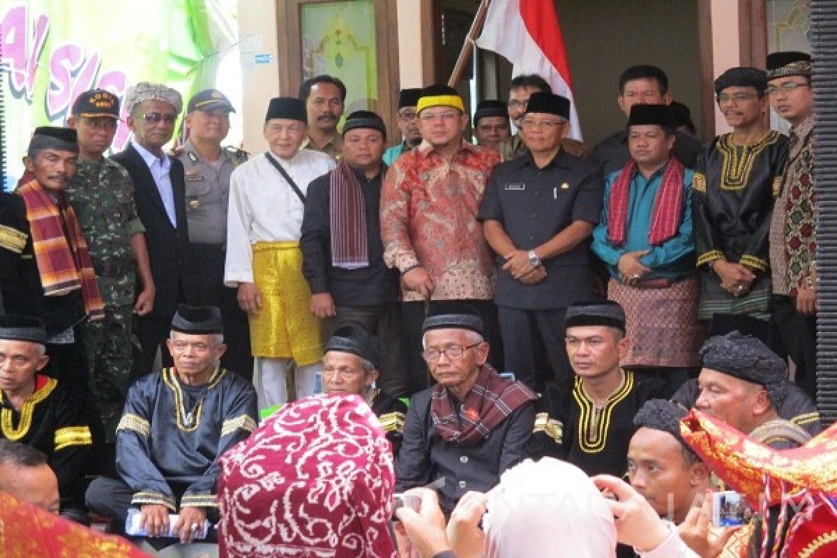   Keluarga Tan Malaka Lakukan Penobatan Gelar di Makam Kediri (Video)