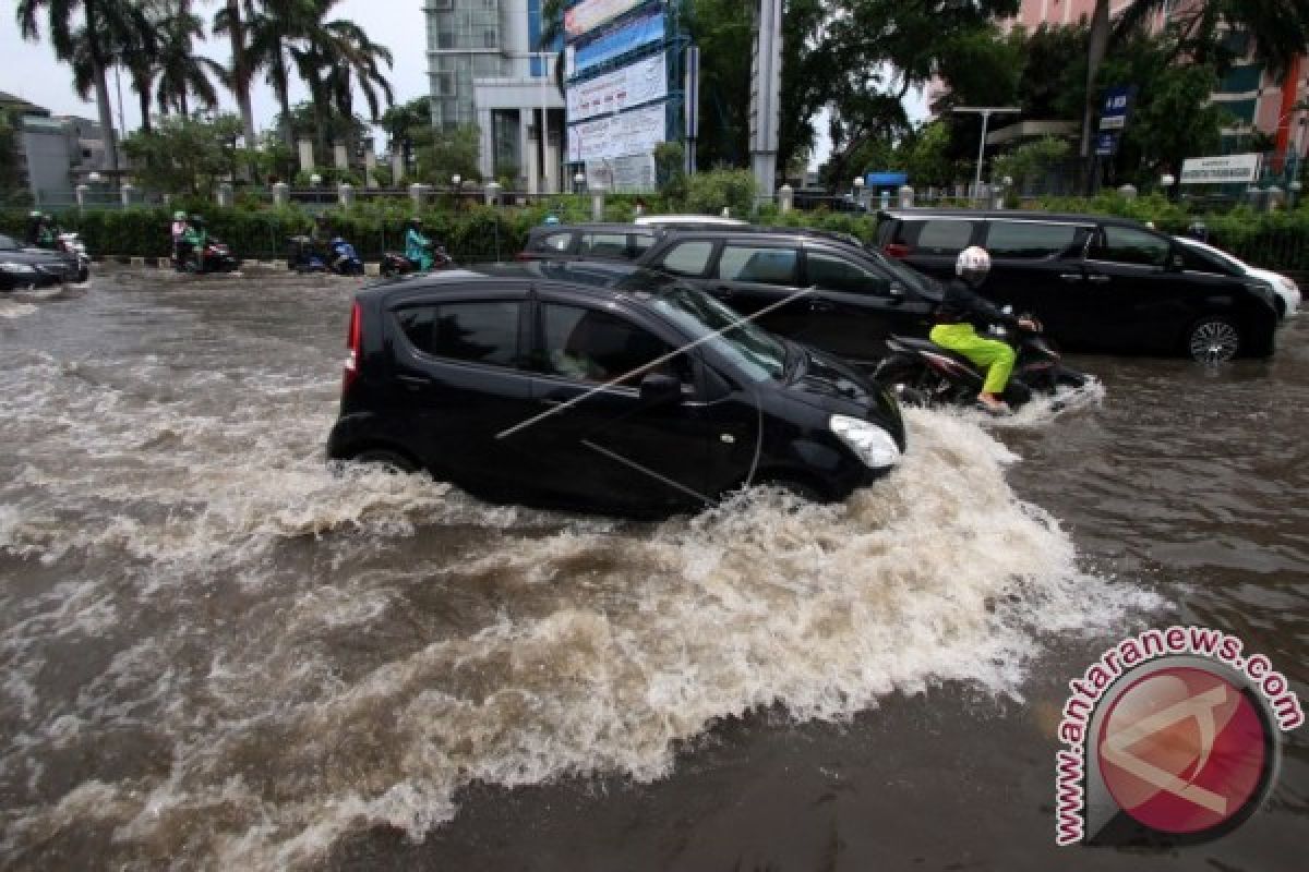 Mobil mati terendam banjir? Lakukan ini