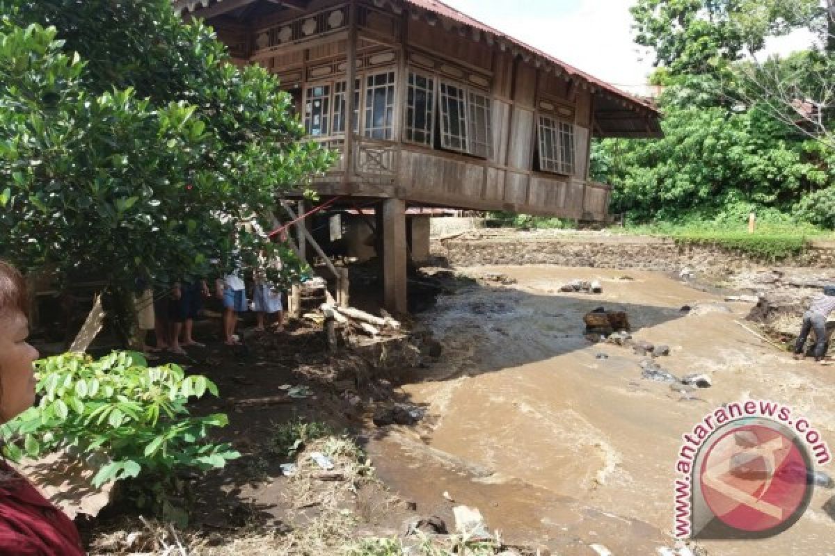 Banjir  Rusak 10 Rumah Minahasa Tenggara