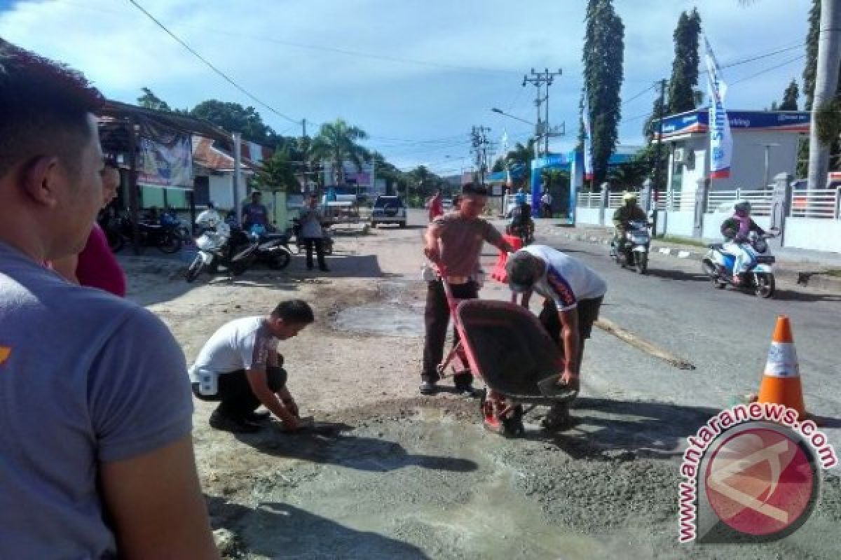 Polantas dan Wartawan Poso Perbaiki Jalan 