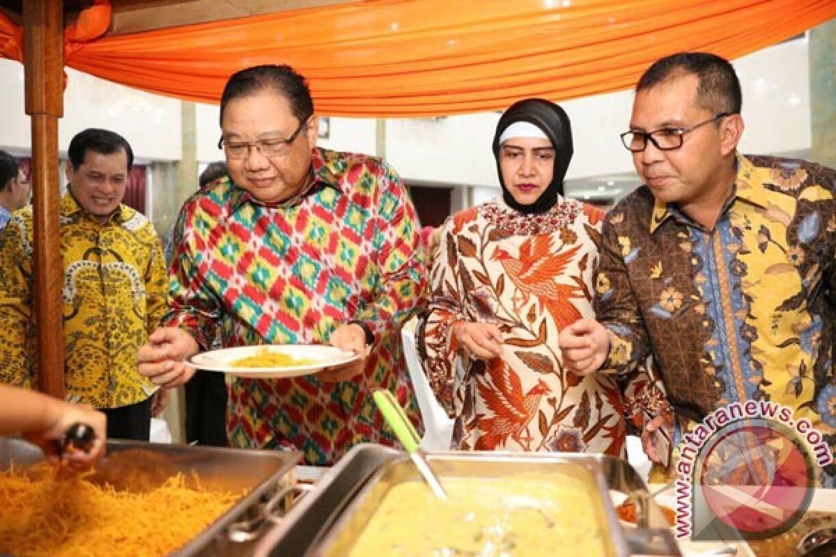 Wali Kota Jamu Menkop Kuliner Khas Makassar 