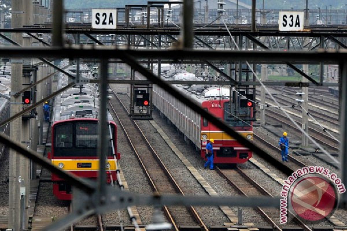 Perjalanan KRL terganggu akibat rangkaian anjlok di Jatinegara