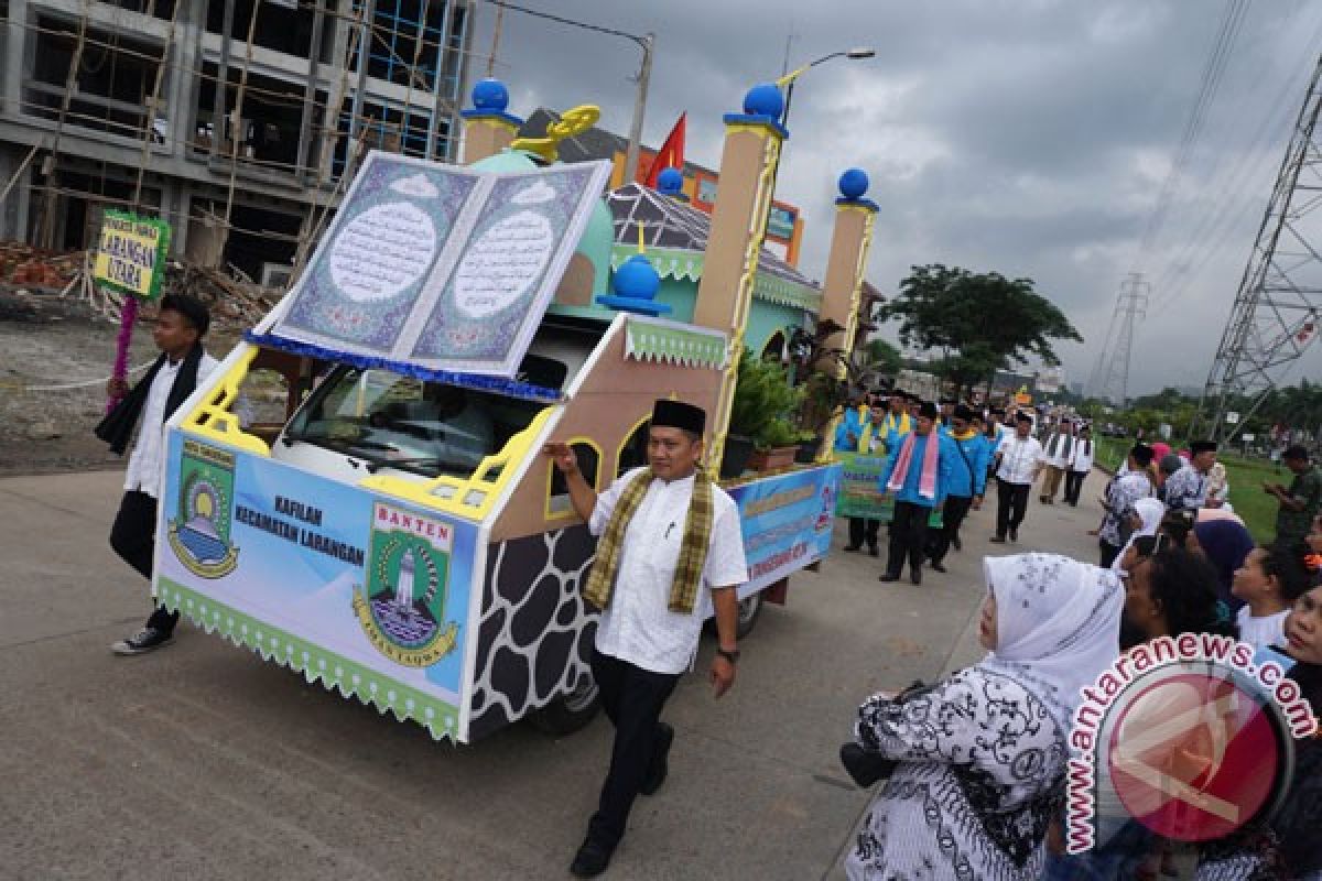 Ratusan kendaraan hias pawai takbir keliling di Makassar