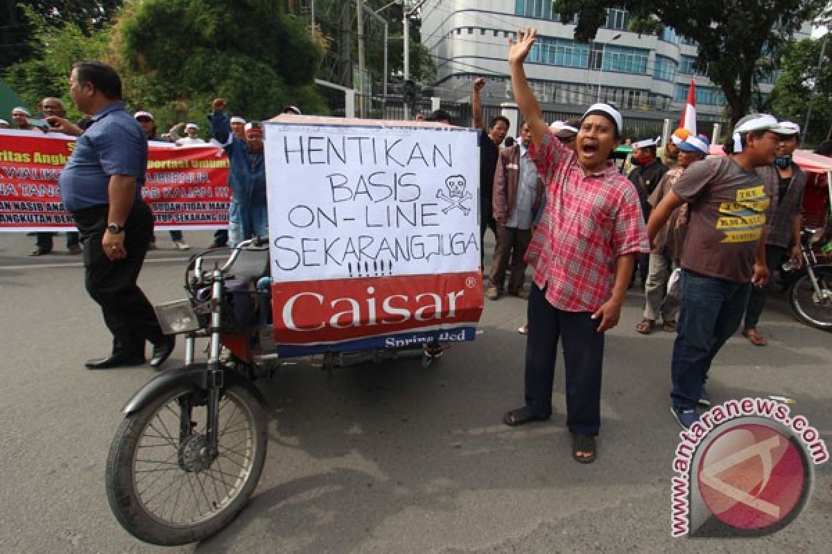 Sopir angkot Kota Malang mogok,  pelajar telantar