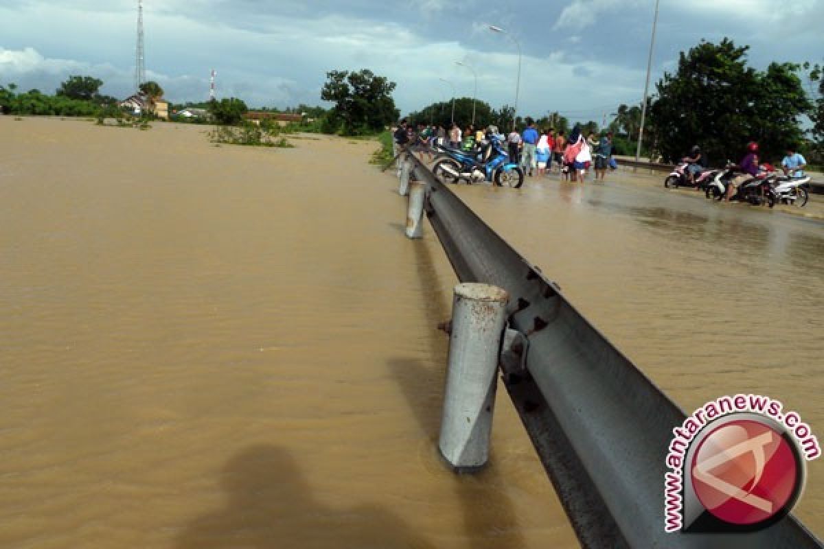 Banjir Rendam Jalan Utama Rawalumbu Bekasi 