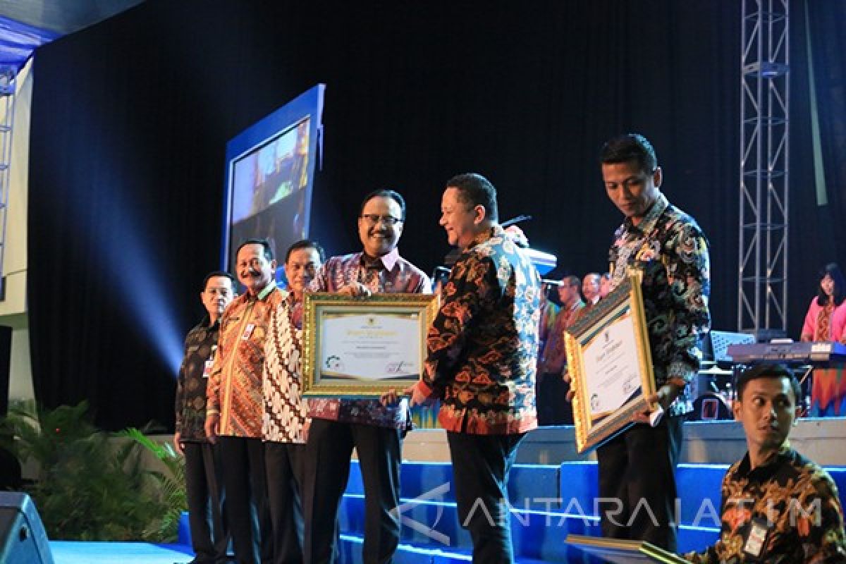 Surabaya Raih Anugerah Gelar Ketenagakerjaan 2017