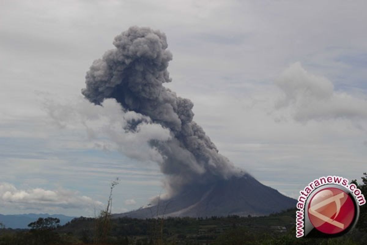 Gunung Sinabung erupsi tiga kali sejak pagi