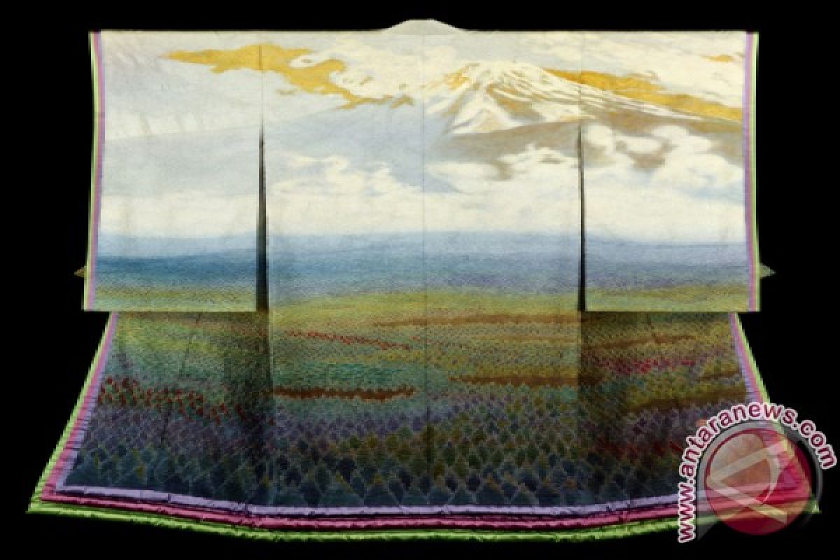 Keio Plaza Hotel Tokyo hosts Mt. Fuji art exhibition, featuring Itchiku's Mt. Fuji kimono masterpieces