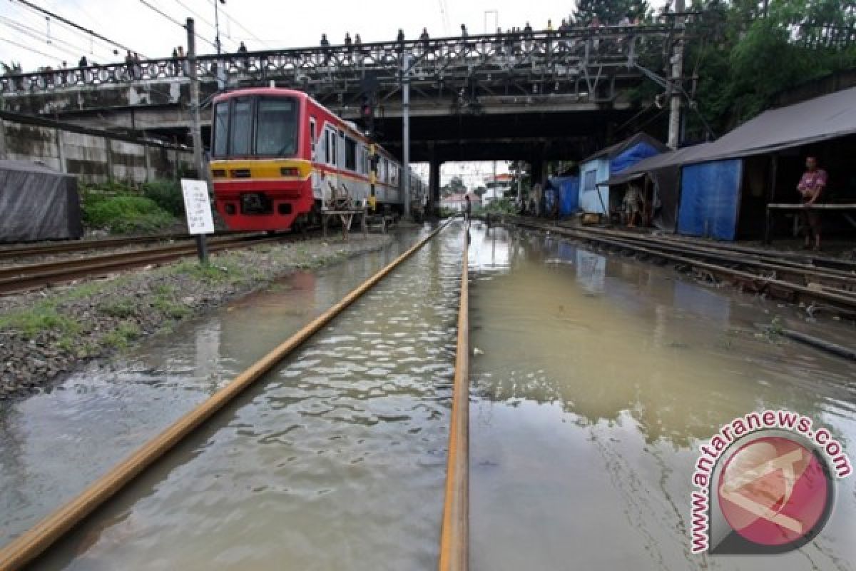 Sejumlah Lintasan KRL Terendam