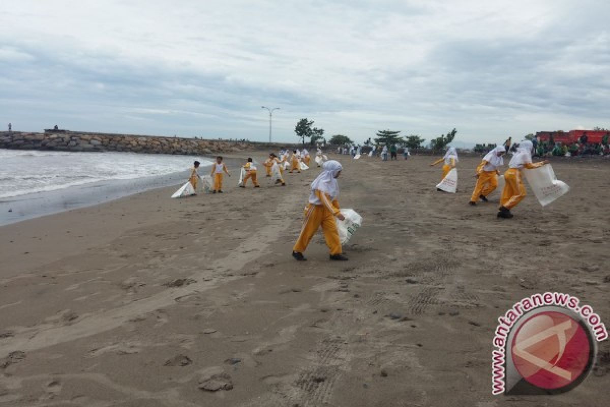 Seribuan Warga Padang Pungut Sampah Serentak