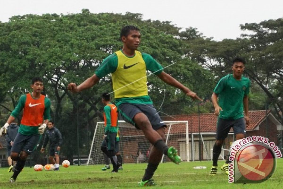 Sepak Bola - Persita Terapkan Pola  3-4-3 Jelang Kompetisi