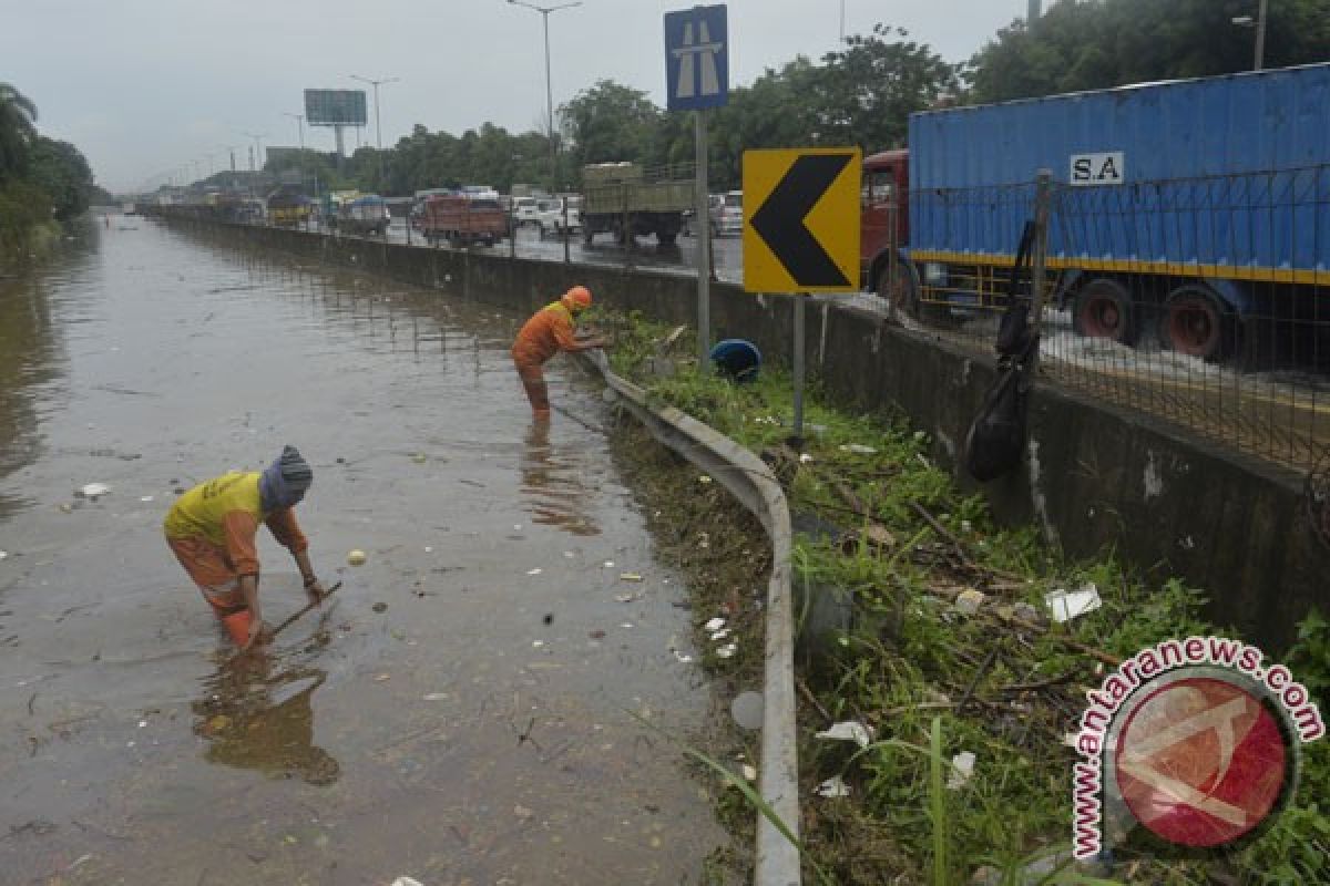 Banjir rendam jalan utama Rawalumbu Bekasi