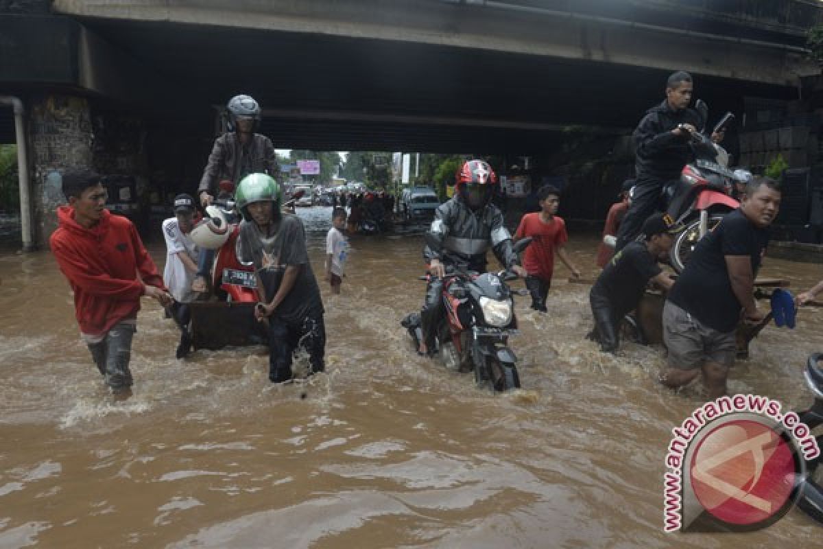 Ruas jalan di Bekasi mulai tergenang