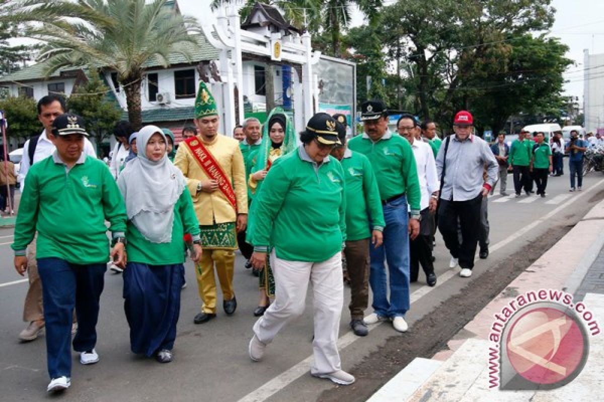 Menteri Siti Nurbaya Pimpin Bersih-Bersih Lingkungan Banjarmasin 