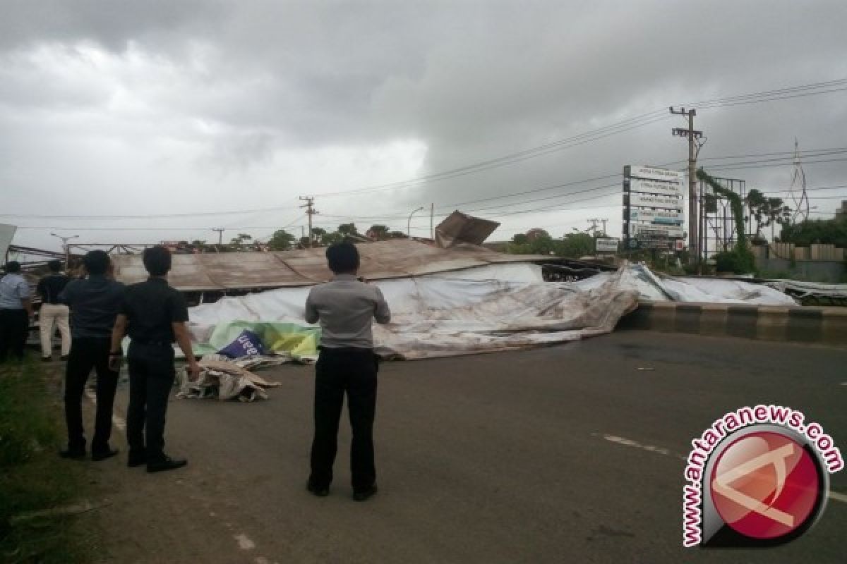 Pemkot: Baliho Buat Kecelakaan Belum Perpanjang Izin 