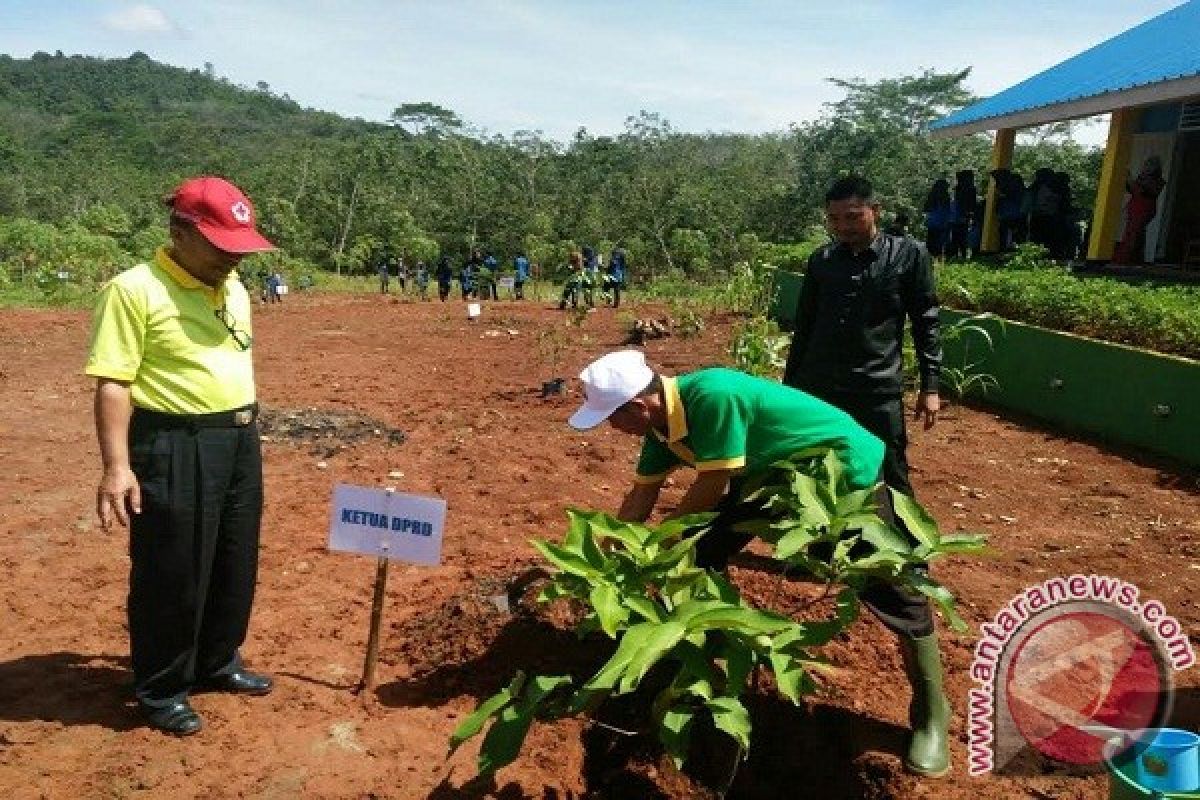 Bupati Waykanan Ajak Siswa Budayakan "Green School"