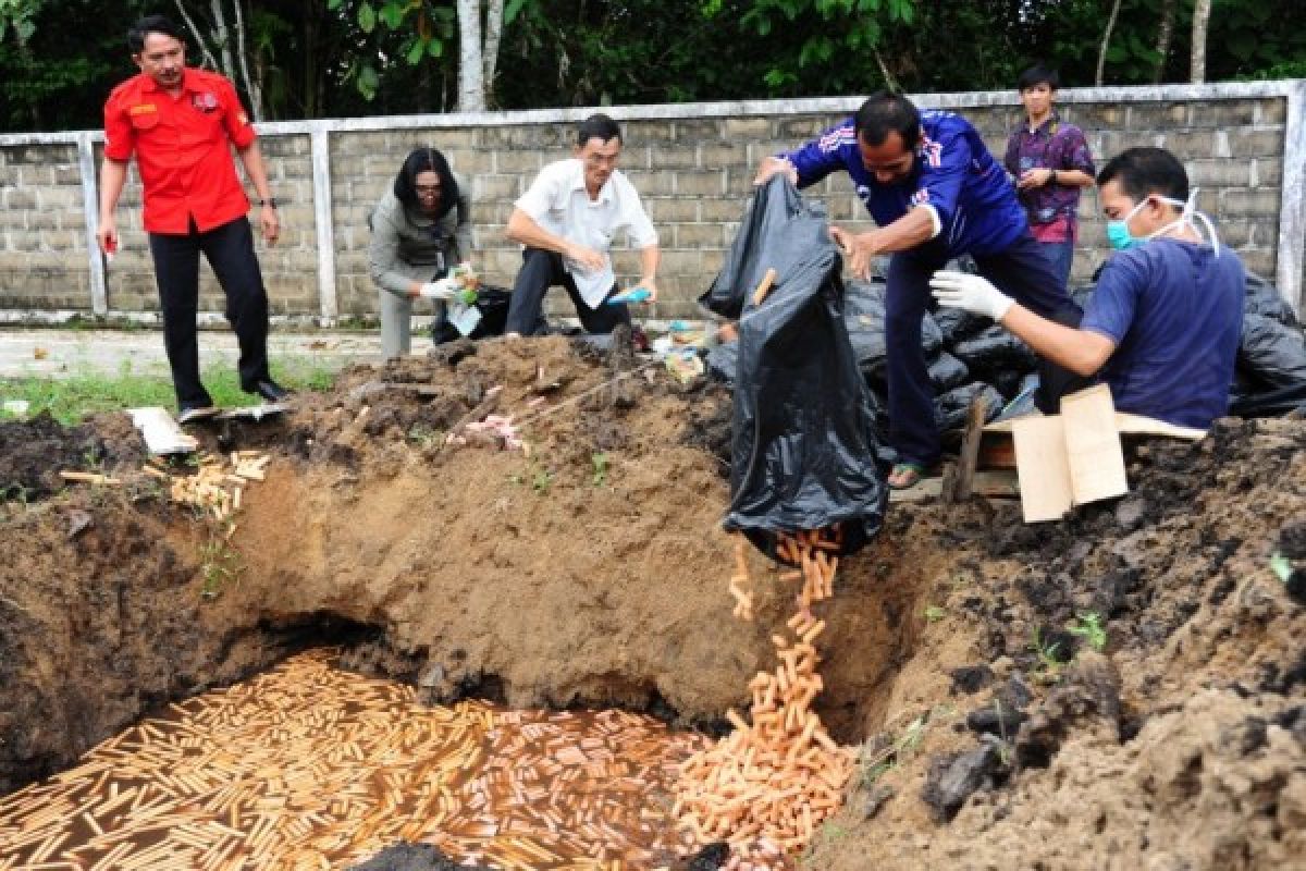 BBPOM Pontianak musnahkan sosis tanpa izin edar