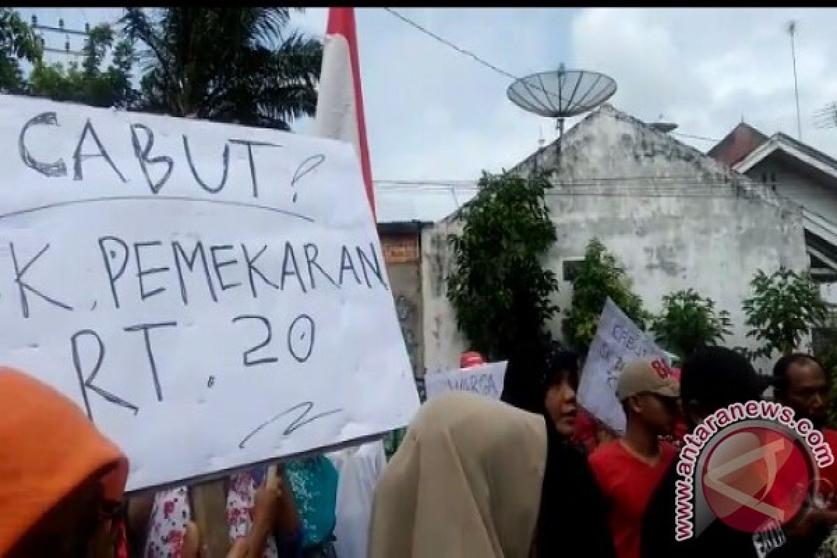 Ibu-ibu Rumah Tangga di Jambi Demo Tolak Pemekaran RT