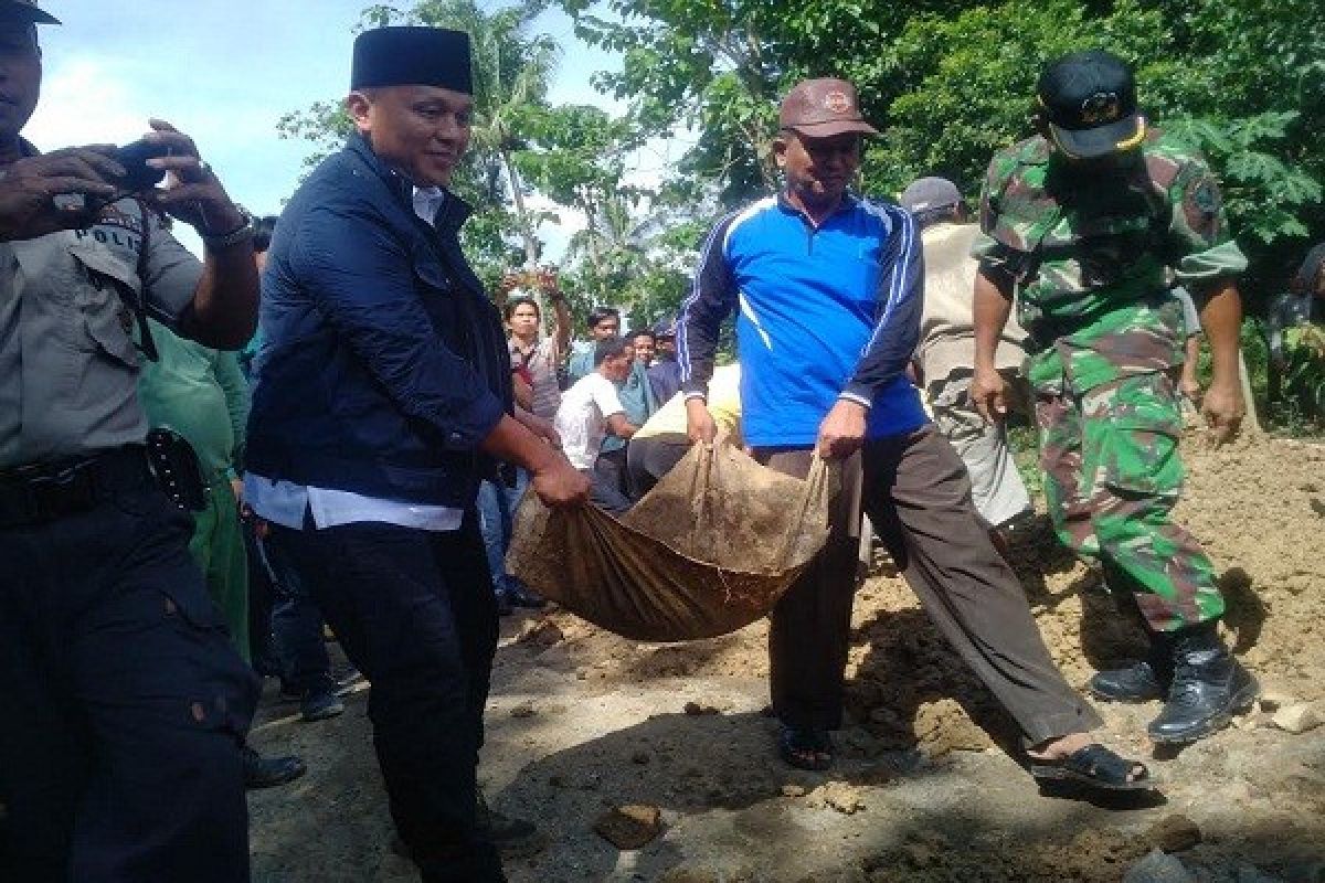Bupati Lampung Tengah Timbun Jalan Rusak Bersama Warga
