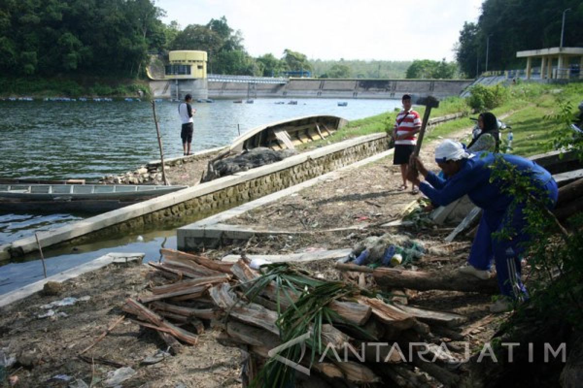 UPT Keluarkan Air Waduk Pacal Bojonegoro 