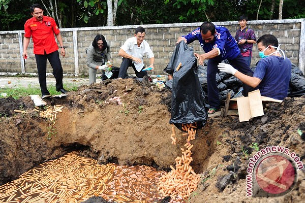 Ratusan dus sosis asal Malaysia dimusnahkan