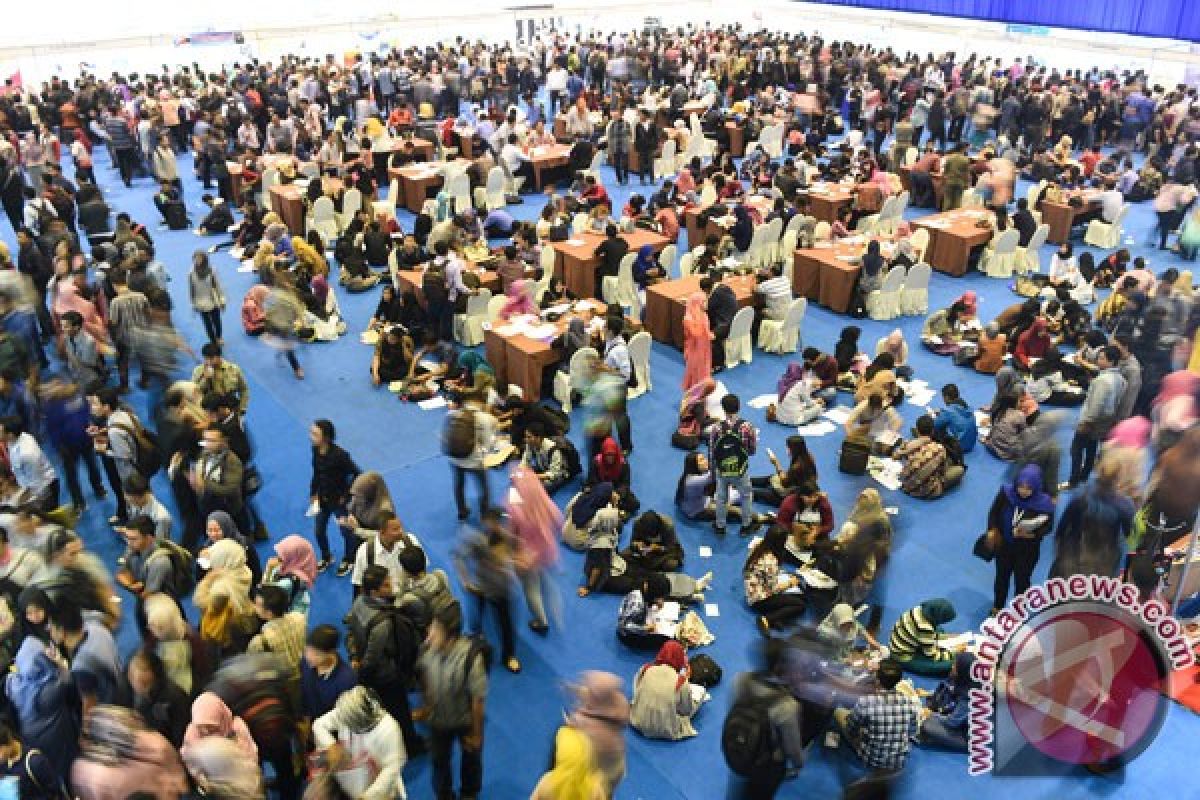 Ribuan pencari kerja ramaikan Bursa Kerja Surabaya