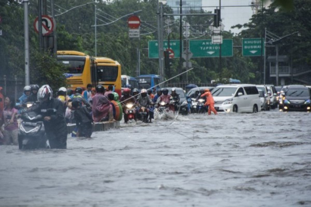 Tips berkendaraan di musim hujan