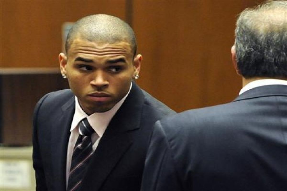 Ancam membunuh, Chris Brown wajib jaga jarak dari mantan pacar