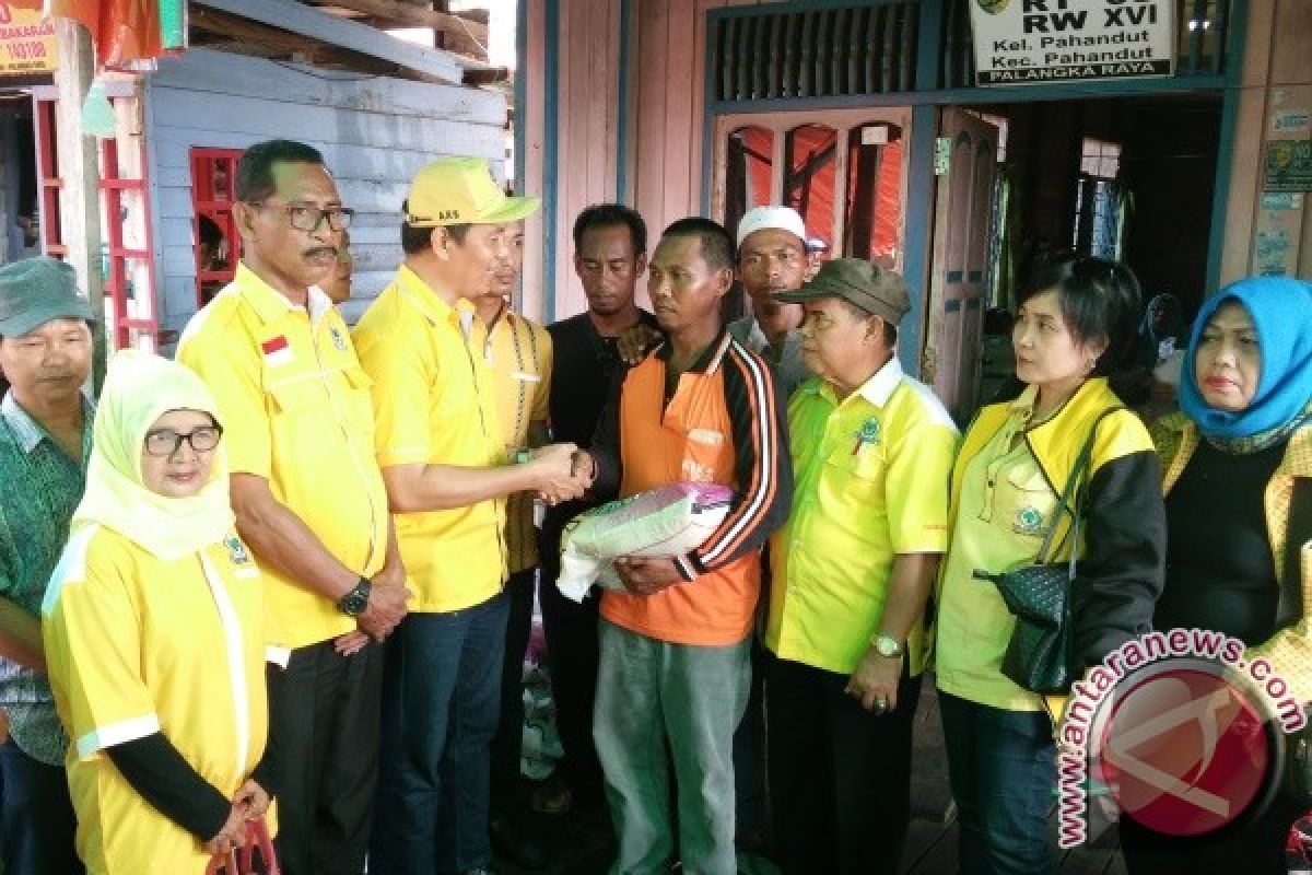 Golkar Bantu Korban Kebakaran di Gang Mandau Palangka Raya