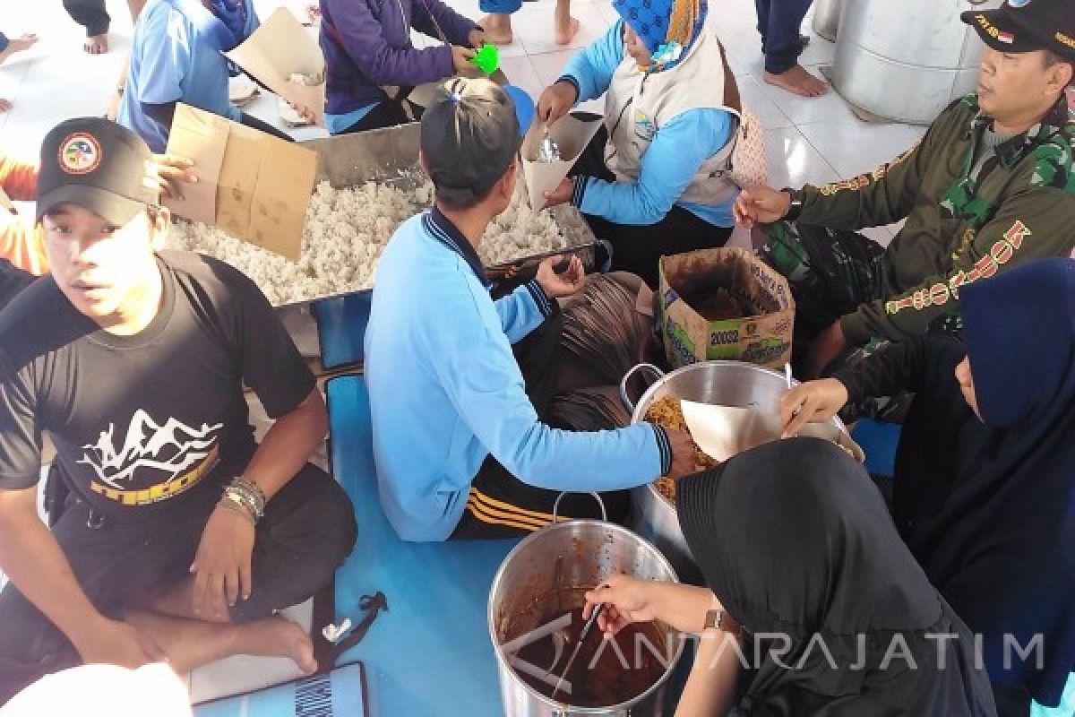 Tagana Mojokerto Dirikan Dapur Umum Bantu Korban Banjir (Video)