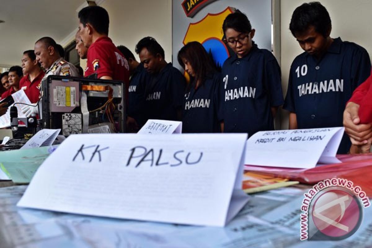 Akademisi ingatkan masyarakat tidak tergiur pelunasan kredit