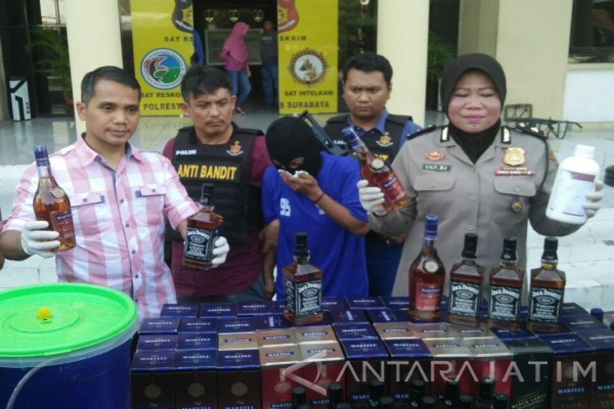 Polisi Surabaya Gerebek Produksi Minuman Keras Impor Palsu