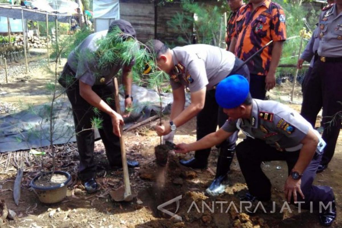 Polres Trenggalek Tanam Ribuan Bibit Mangrove Pantai Cengkrong