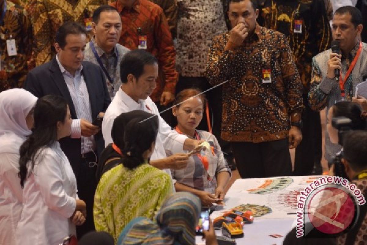 Presiden Luncurkan Bantuan Pangan Nontunai di Cibubur