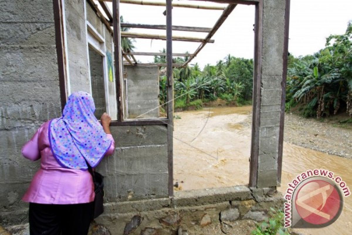 Tiga Rumah Rusak Akibat Banjir Bandang Di Ombulo 