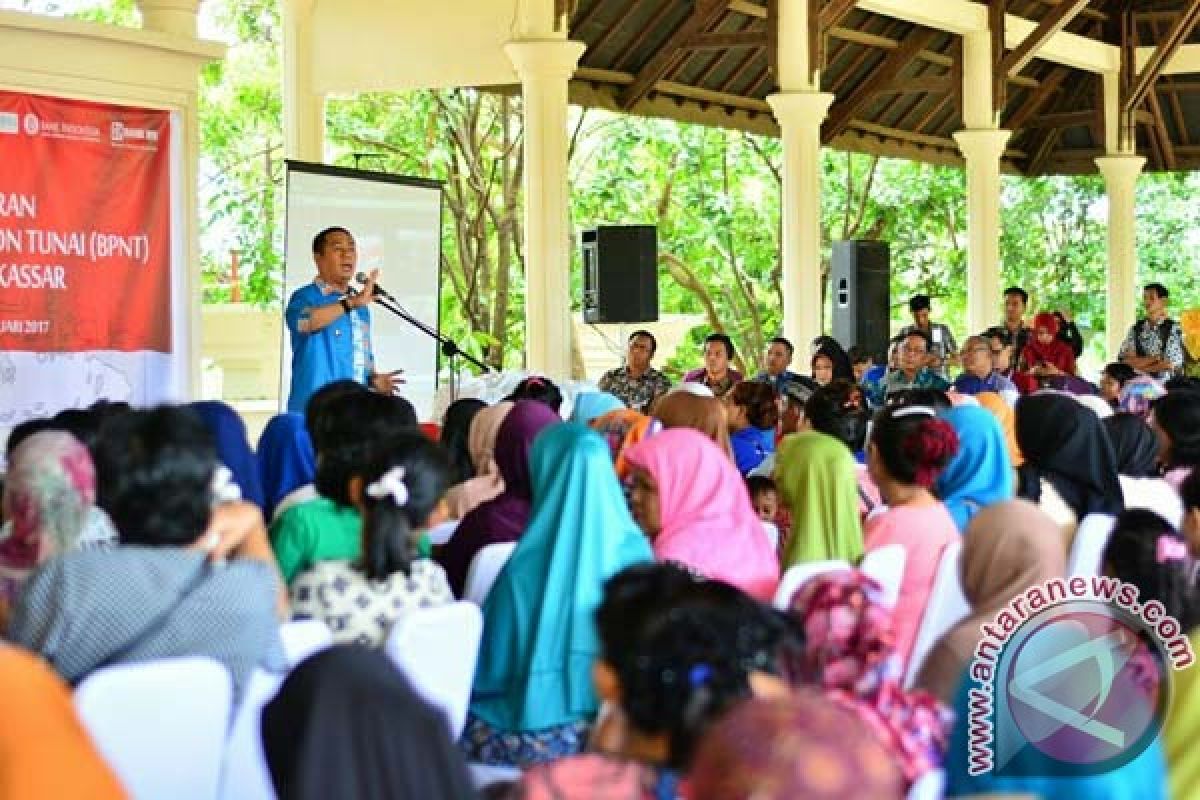 Wawali Makassar Serahkan Beras Sejahtera Non Tunai 