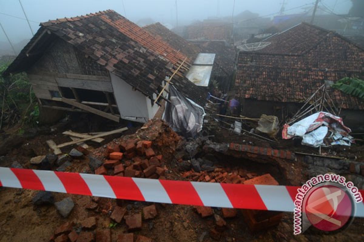 151 KK diungsikan akibat ancaman longsor Bandung Barat