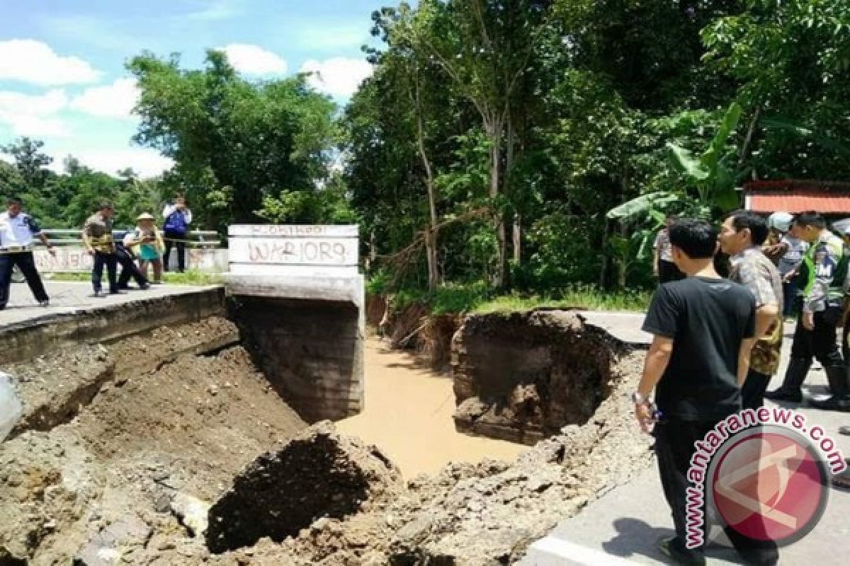 Jembatan Enim putus warga terancam terisolir