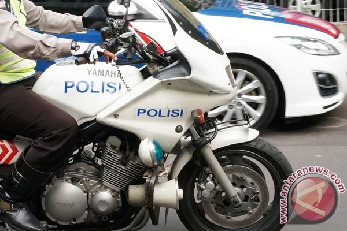 Motor dinas polisi perbatasan di lengkapi alat damkar