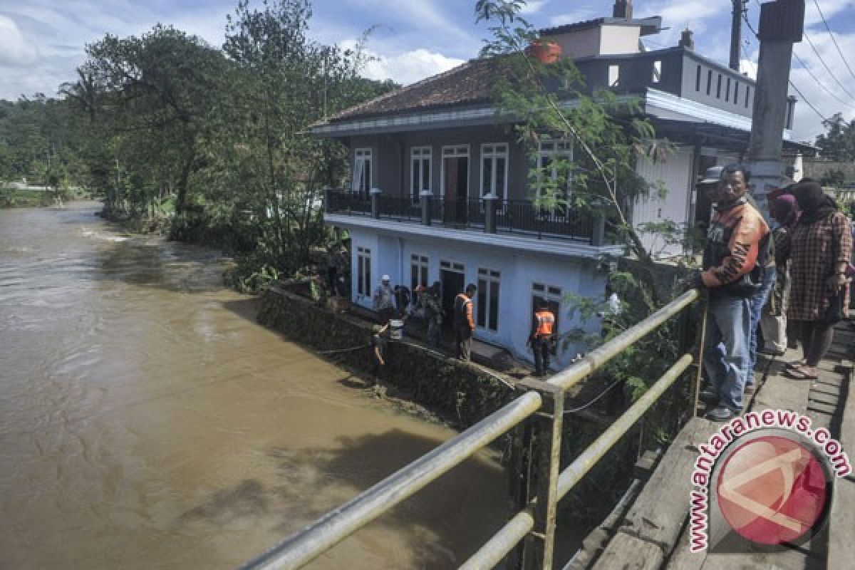 Banjir bandang terjang Kabupaten Bandung Barat