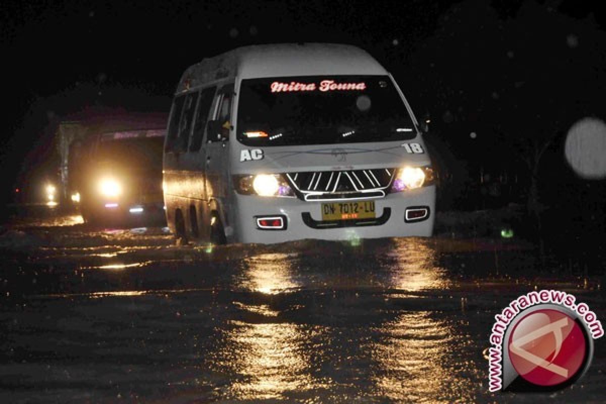 Banjir Lumpuhkan Jalur Trans Sulawesi di Mamuju Utara
