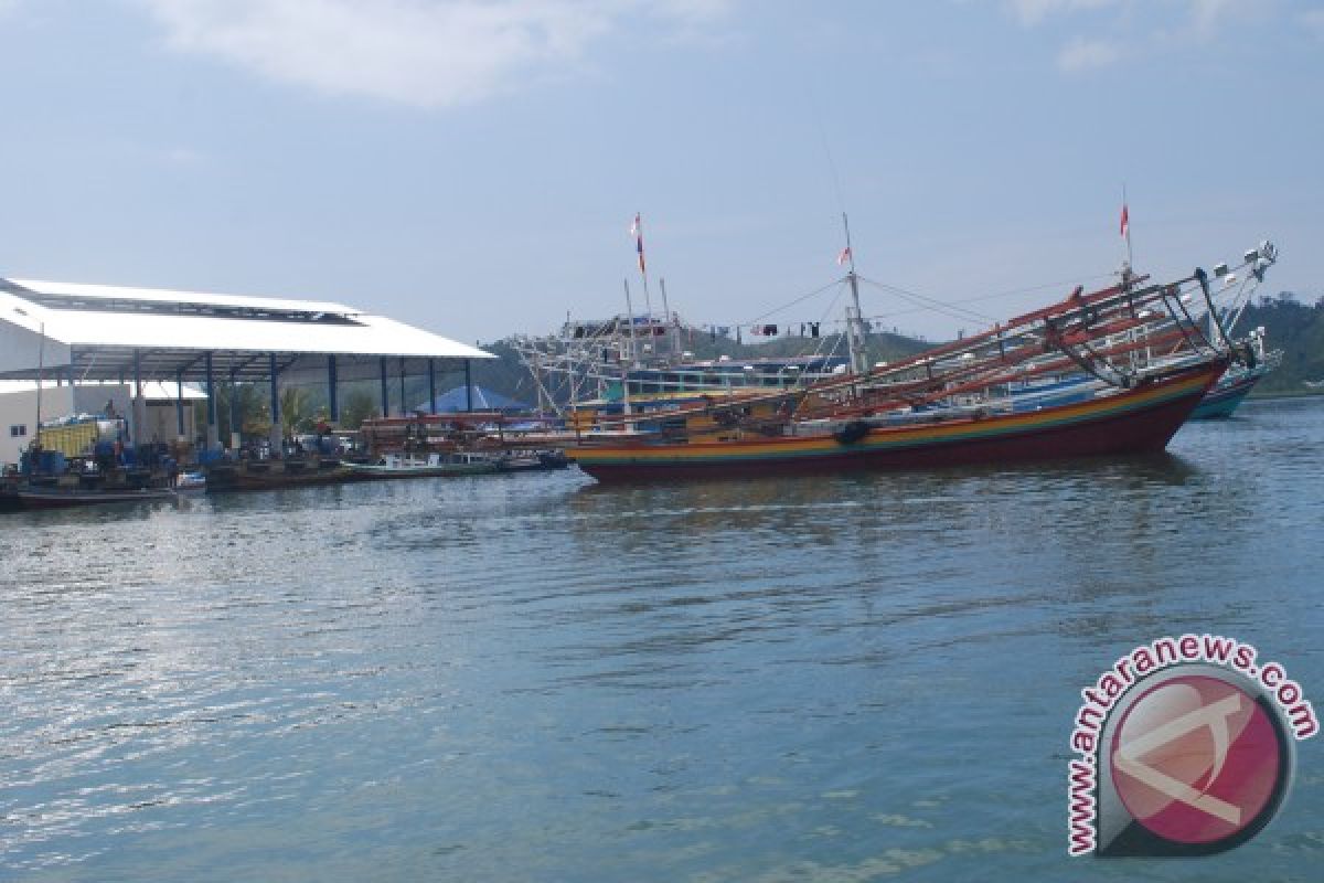 Nelayan Pesisir Selatan Berharap Pengerukan Muara Batang Kapas