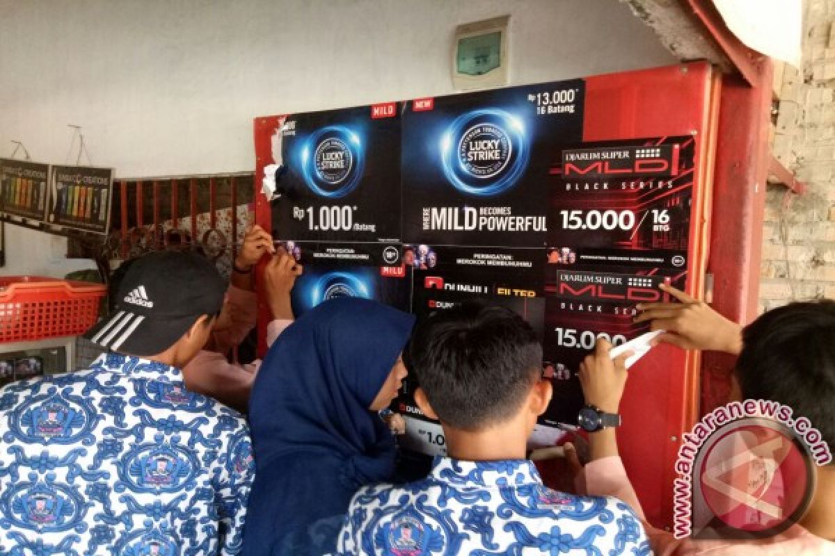 Pelajar Padang Turunkan Spanduk Iklan Rokok