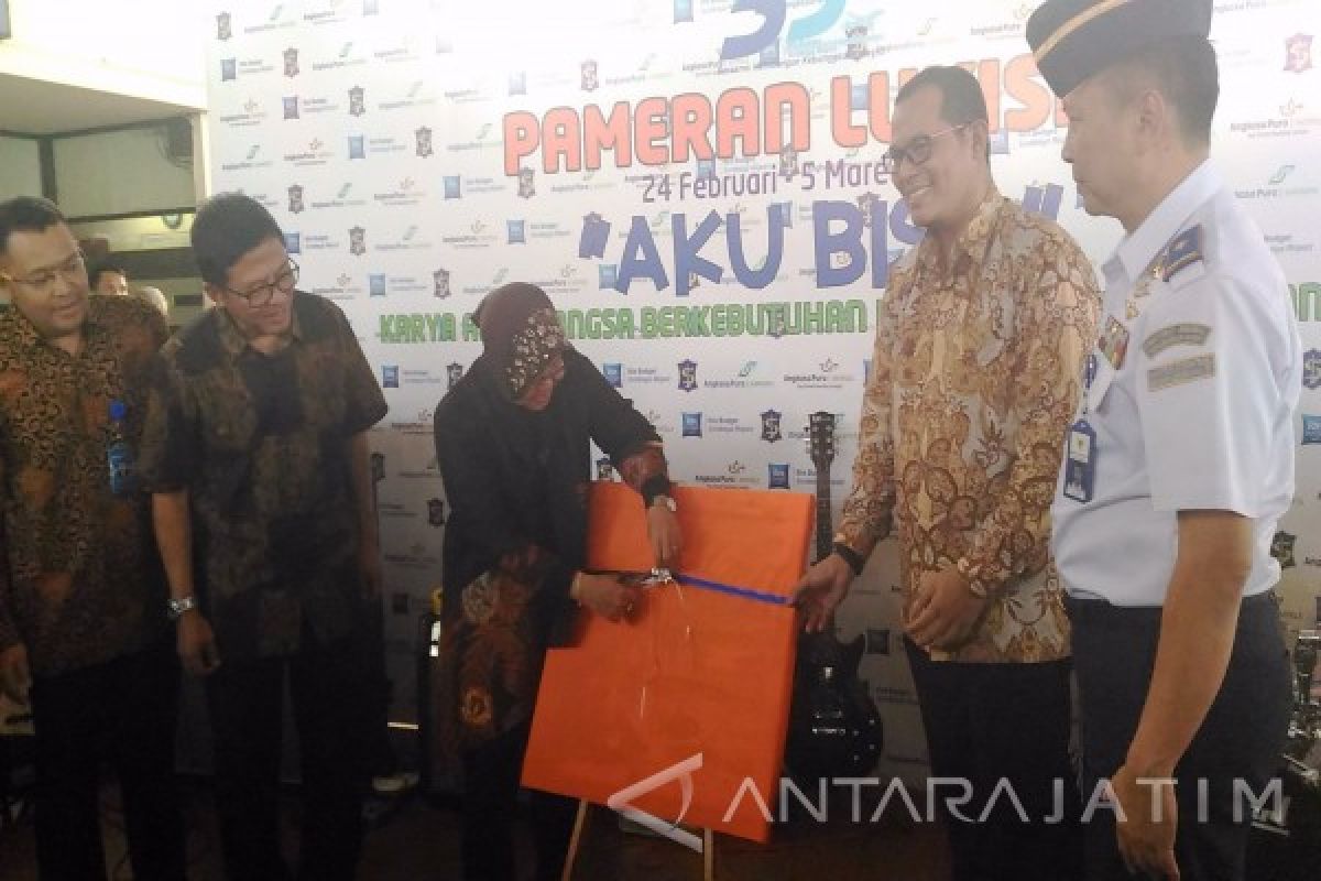 Risma Buka Pameran Lukisan Anak Berkebutuhan Khusus (Video)