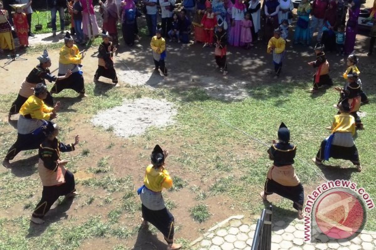 Pelajar Sekolah Alam Minangkabau Tampilkan Kesenian Tradisional