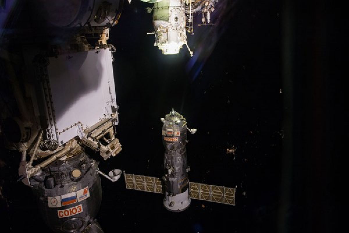 Pesawat kargo Rusia merapat ke stasiun luar angkasa