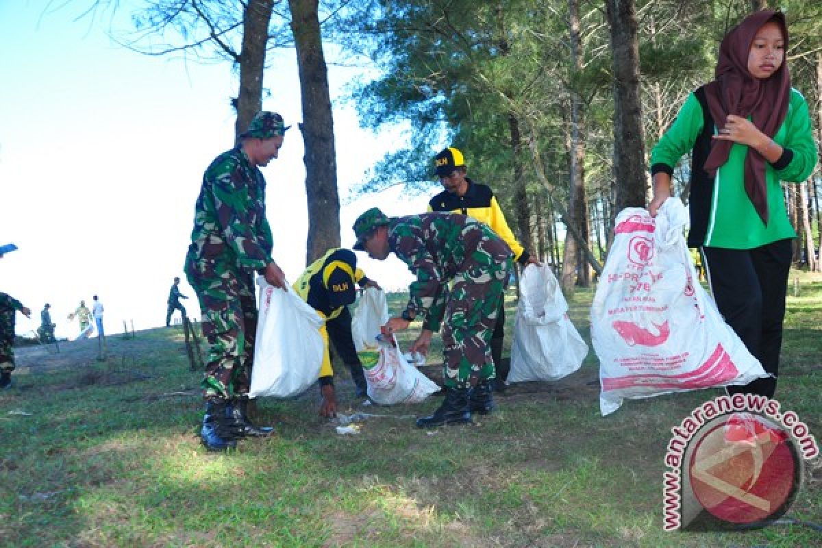 TNI bersihkan pantai wisata Nagan Raya