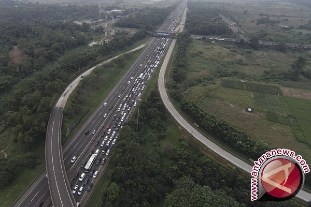 Jalan Berlubang Picu Kemacetan Gerbang Tol Karawang