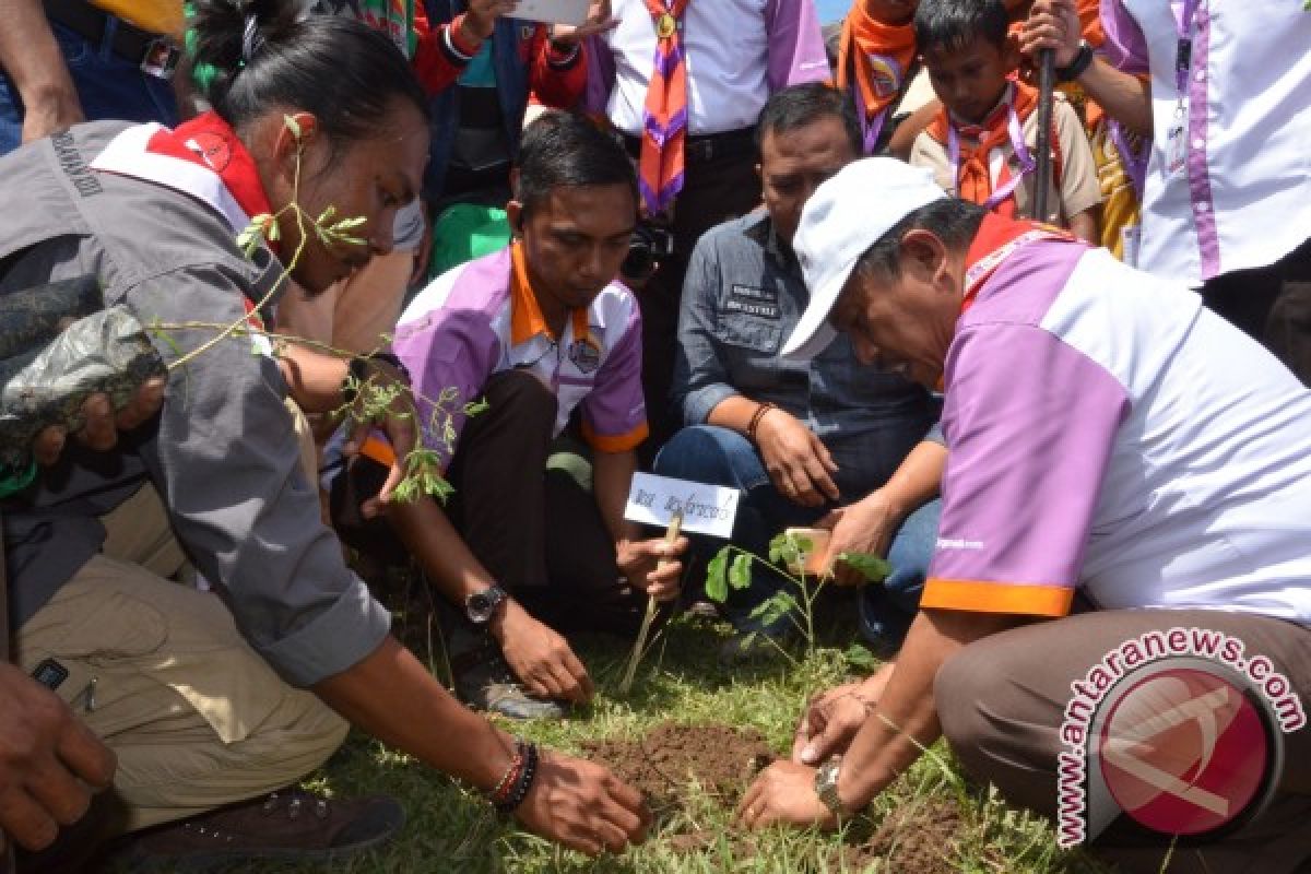 DLHK Provinsi Gorontalo gelar aksi Pramuka bersih sampah