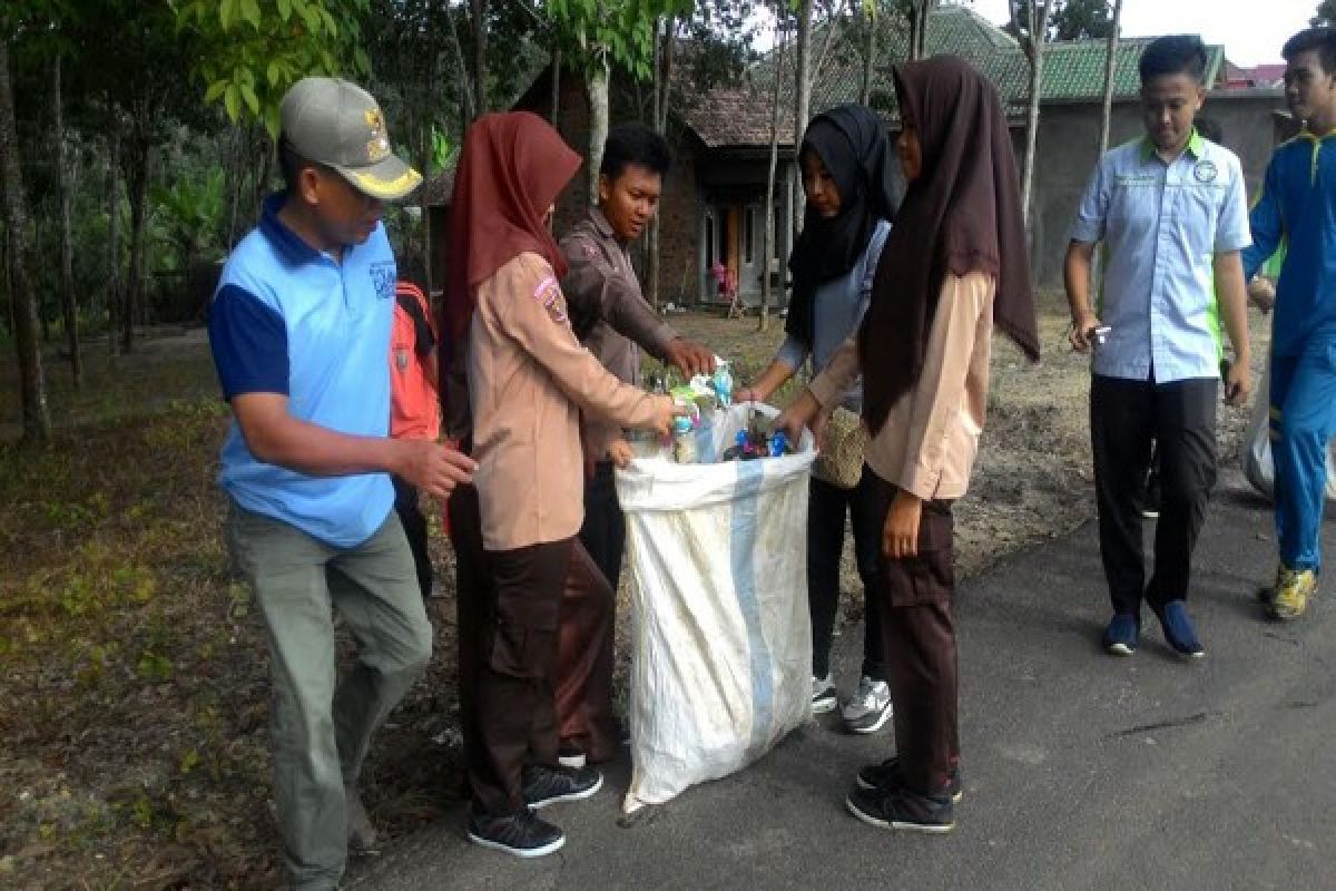 Pemula Waykanan Lampung Aksi Pungut Sampah  